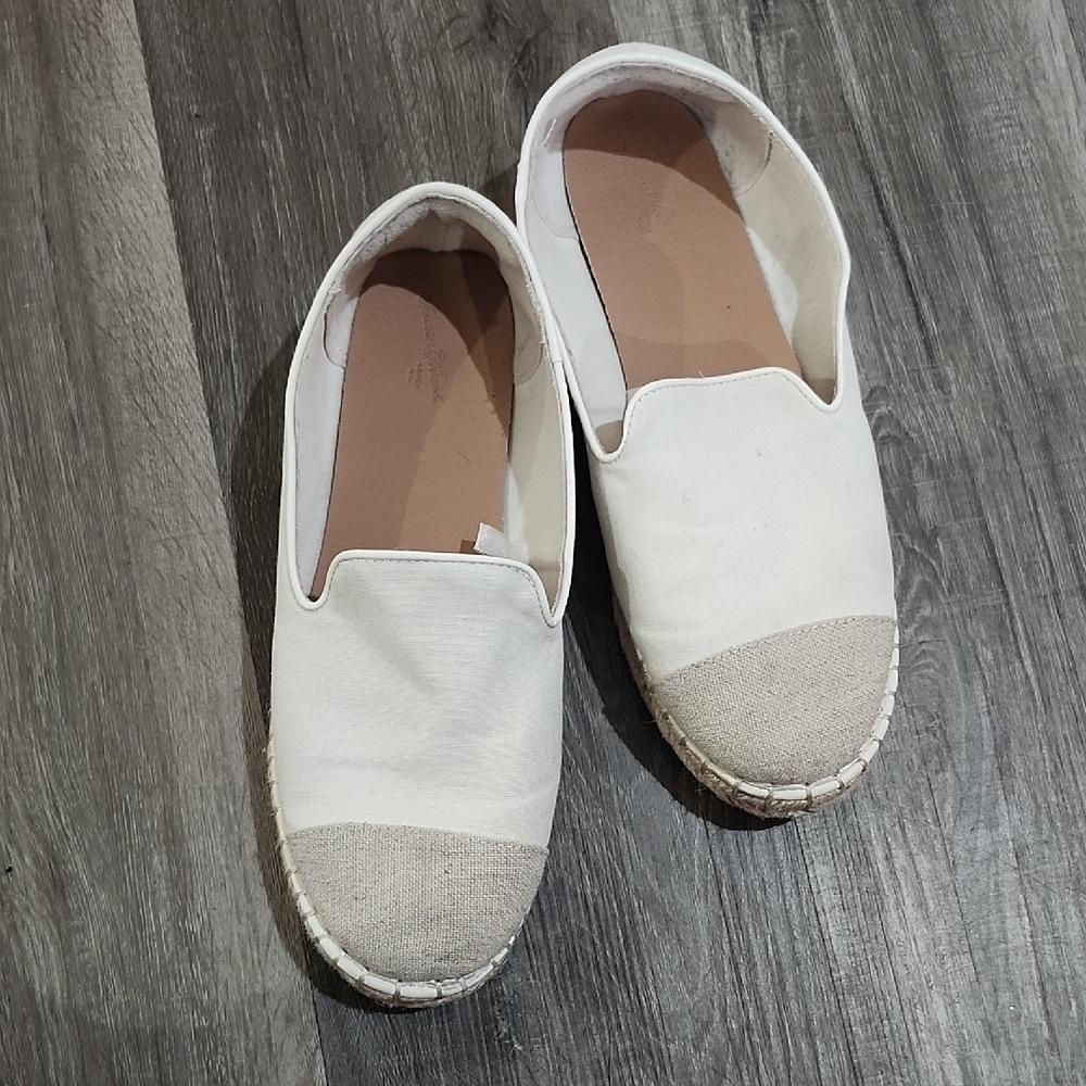 Universal Thread White and Tan Flats